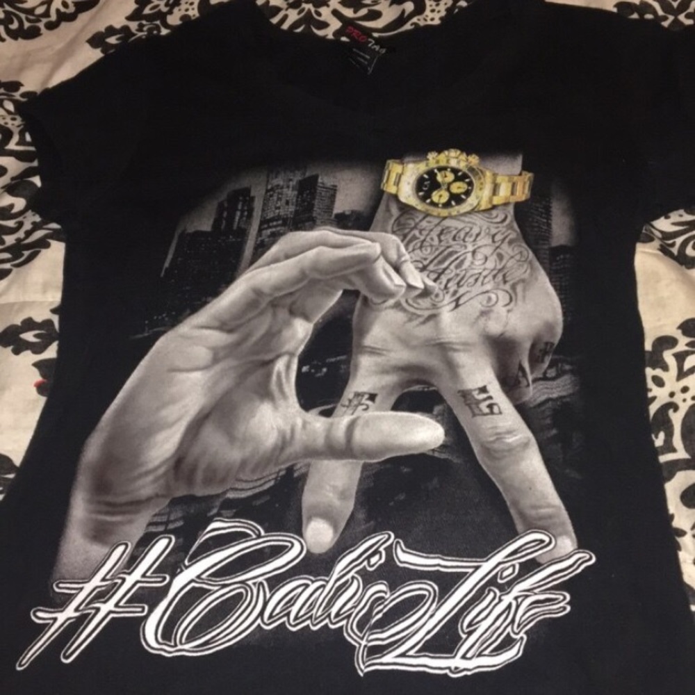 Medium designed Cali Life Balck V neck